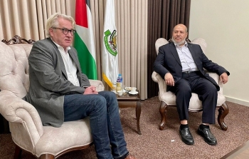 الحية والمبعوت الاممي.jpg